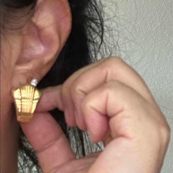 🖤KJL satin Goldtone clip earrings - Picture 9 of 11